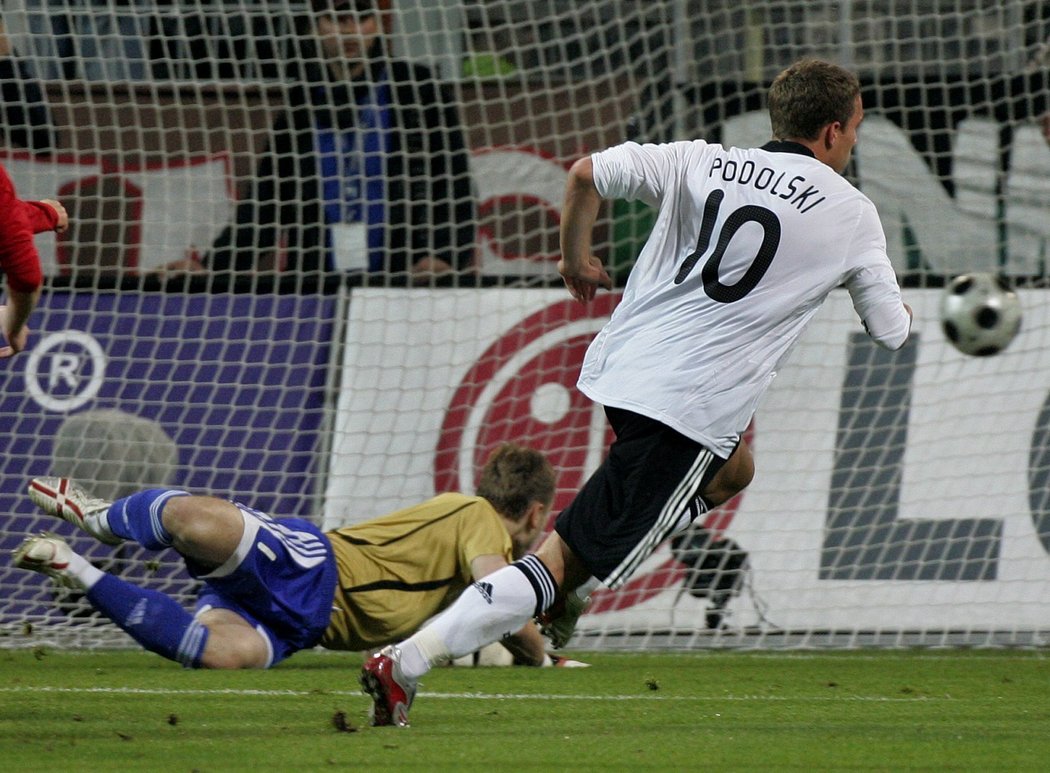 Německý útočník Lukas Podolski překonává gólmana Ruska Igora Akinfejeva.
