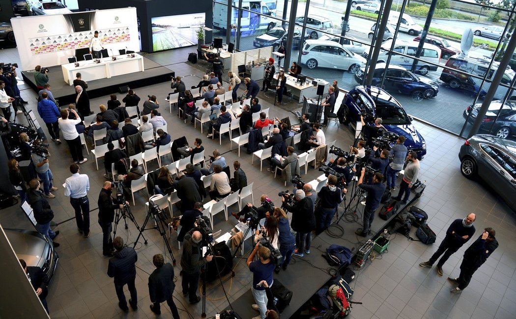 Tisková konference německého týmu proběhla v showroomu automobilové značky