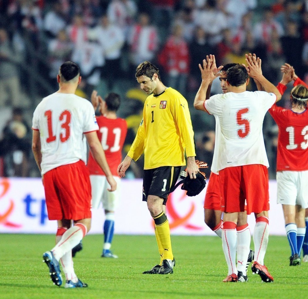 Petr Čech prochází kolem radujících se Poláků po skončení zápasu.