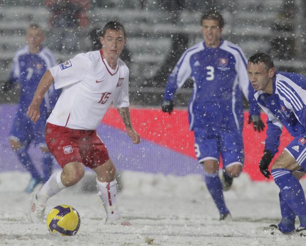 Polák Ludovic Obraniak (vlevo) a Zdenko Štrba mají na zasněženém trávníku k míči stejně daleko. Polák Ludovic Obraniak (vlevo) a Zdenko Štrba mají na zasněženém trávníku k míči stejně daleko.
