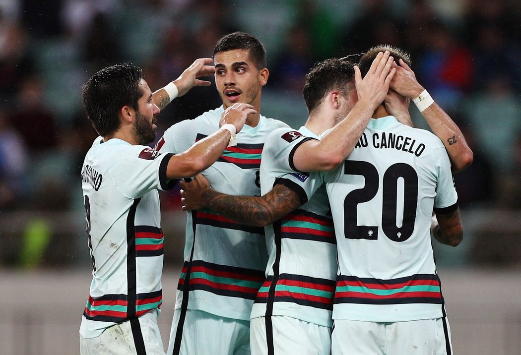 Fotbalisté Portugalska se radují z gólu do sítě Ázerbájdžánu