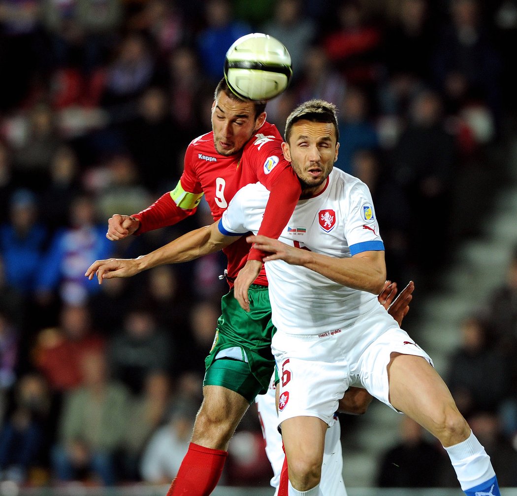 Sivok v jednom ze soubojů s bulharským soupeřem Popovem. Česká reprezentace zakončila podzimní část kvalifikace o MS remízou 0:0 s Bulharskem