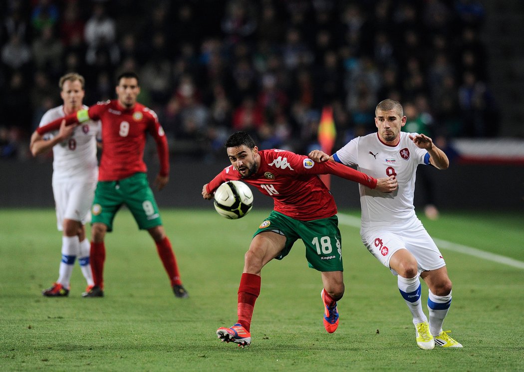 Gadzhev a Rezek stíhají míč během kvalifikačního duelu Česka s Bulharskem