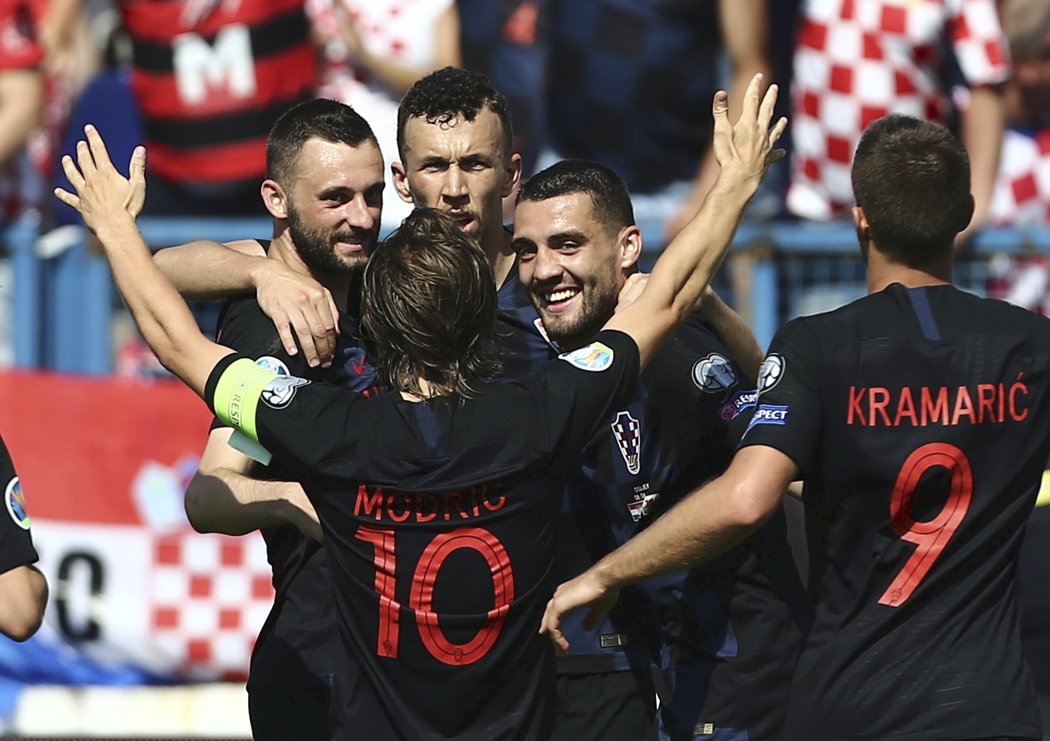 Hráči Chorvatska se radují z vítězství nad Walesem v kvalifikaci o EURO 2020