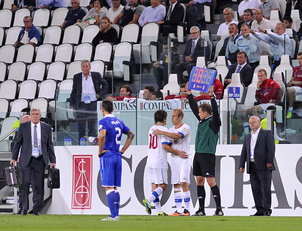Kapitán Tomáš Rosický musel střídat. Dost možná klíčový moment porážky Česka s Itálií