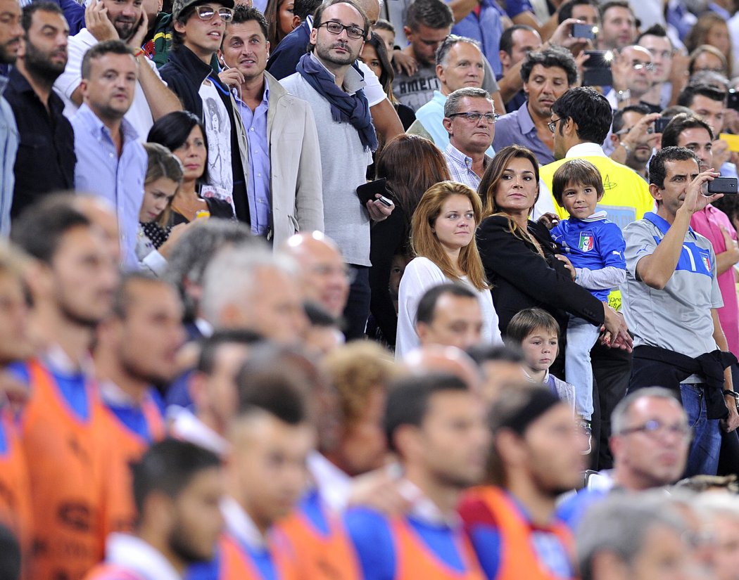 Alena Šeredová, manželka italského reprezentačního gólmana Gianluigiho Buffona, na tribuně během kvalifikačního zápasu Itálie-Česko