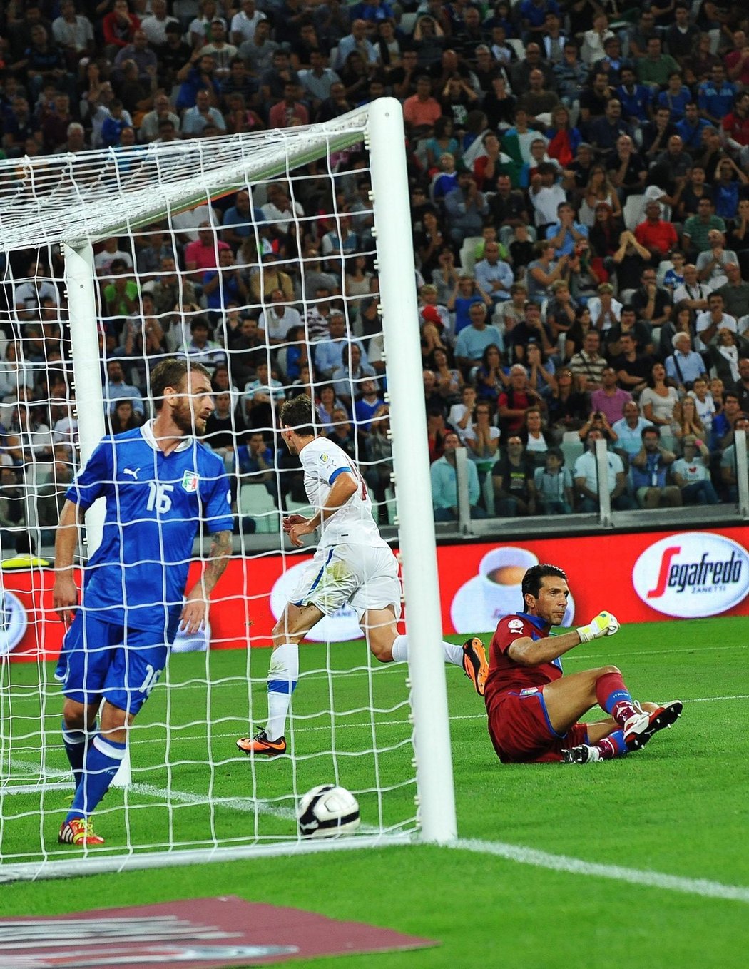 Šok! Gianluigi Buffon byl po dvaceti minutách zápasu překonán Liborem Kozákem