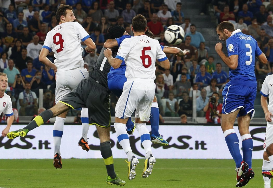 Petr Čech na míč nedosáhl... a Giorgio Chiellini ho poslal do české branky. Itálie srovnala na 1:1 a Mario Balotelli brzy přidal vedoucí gól domácích