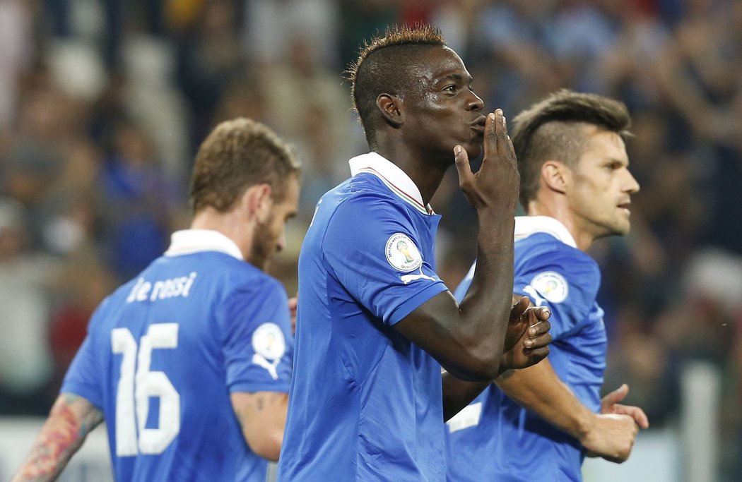 Mario Balotelli slaví svůj gól z penalty. Itálie díky němu otočila vývoj zápasu a šla do vedení 2:1