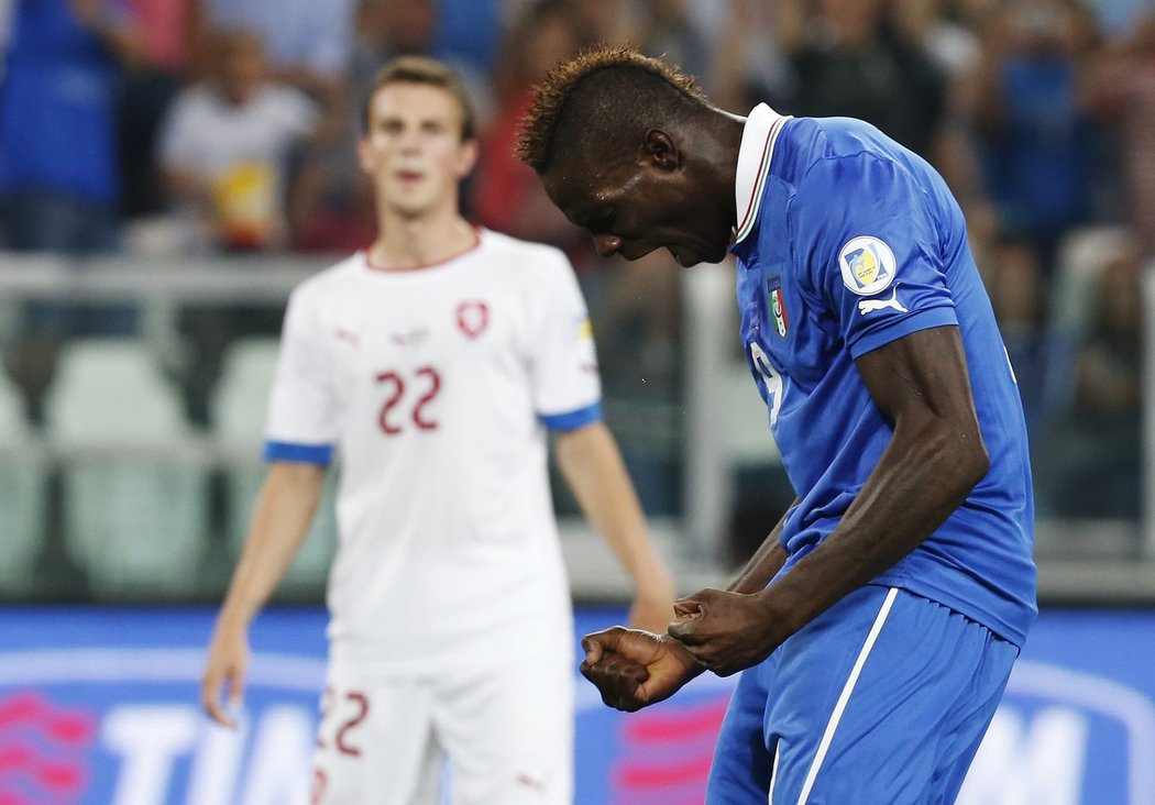 Itálie otáčí zápas. Mario Balotelli se z pokutového kopu nemýlil a dal druhý gól Italů