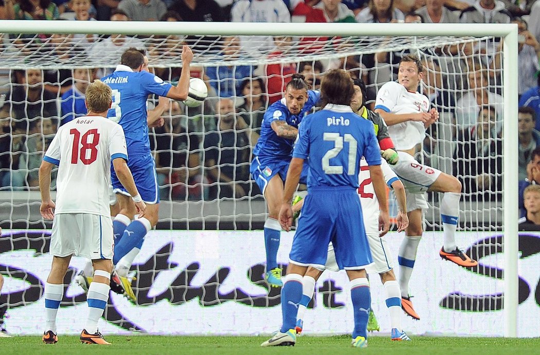 Čeští fotbalisté v kvalifikaci MS prohráli v Itálii 1:2. Na snímku vyrovnávací gól Chielliniho