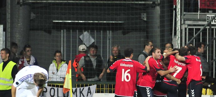 Fotbalisté Arménie se radují ze čtvrtého gólu do sítě Slováků