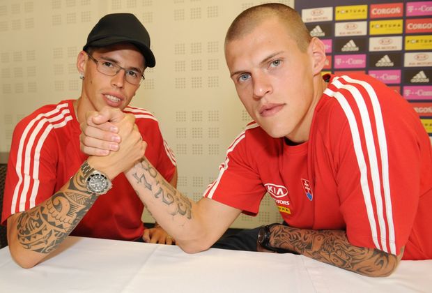Marek Hamšík (vlevo) a spoluhráč ze slovenské reprezentace Martin Škrtel Marek Hamšík (vlevo) a spoluhráč ze slovenské reprezentace Martin Škrtel