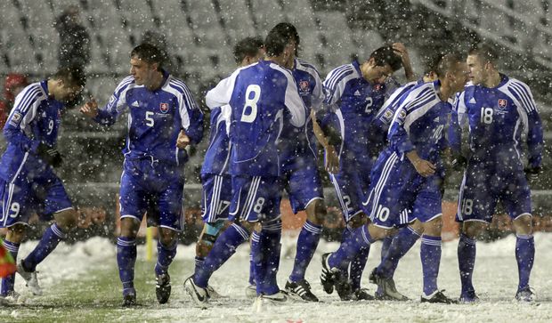 Fotbalisté Slovenska se radují z gólu. Fotbalisté Slovenska se radují z gólu.