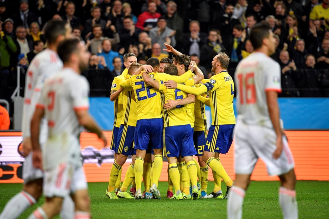 Radost švédských fotbalistů po brance proti Španělsku