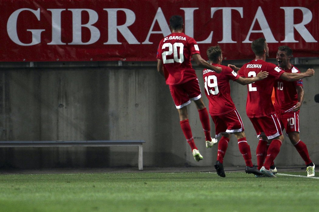 Radost fotbalistů Švýcarska, kteří v kvalifikaci na MS porazili poslední vítěze EURO z Portugalska