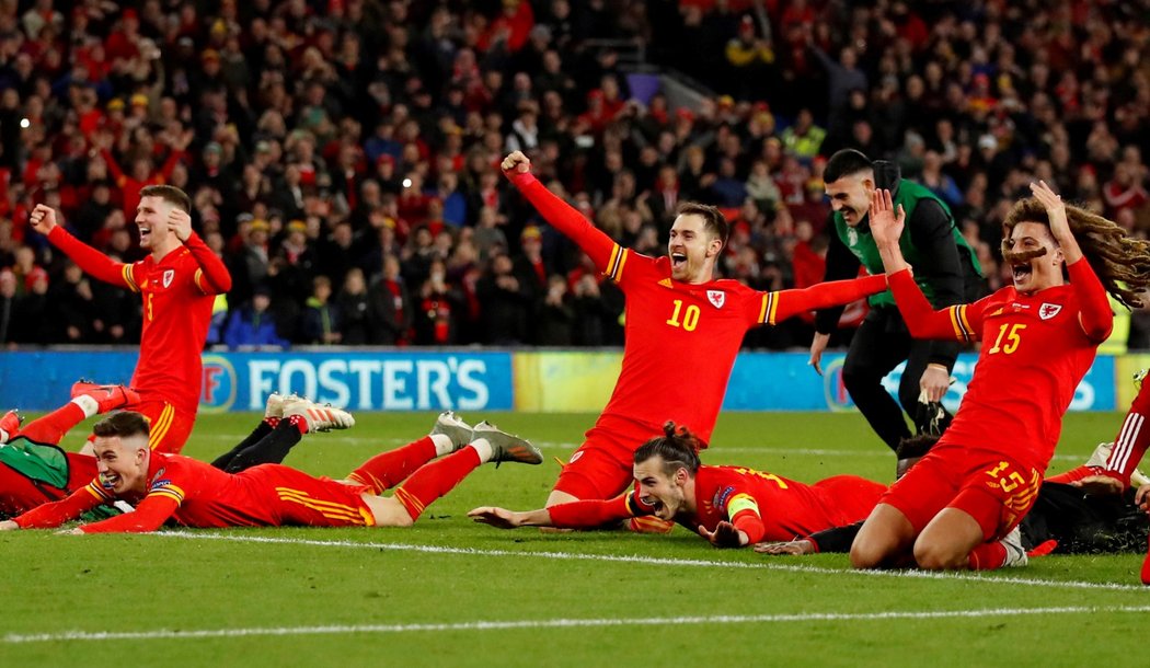 Fotbalisté Walesu oslavují postup na EURO 2020