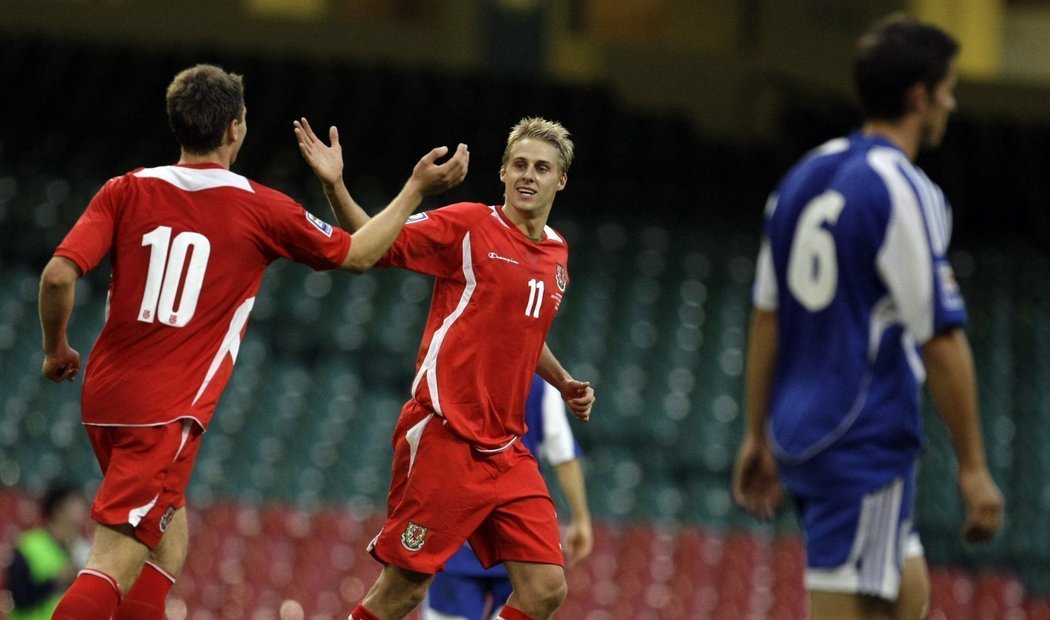 David Edwards (uprostřed) a Sam Vokes z Walesu se radují z gólu proti Lichtenštejnsku.