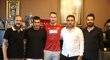 Český záložník Roman Květ (uprostřed) po podepsání ročního  hostování s opcí v tureckém Sivassporu