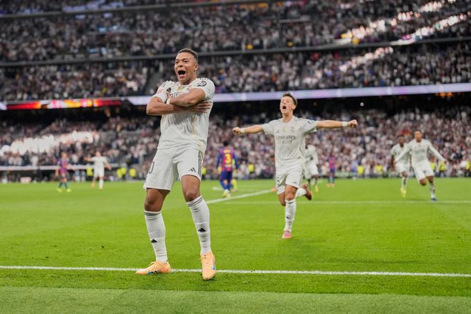 ONLINE: Real - Barcelona 1:0. El Clásico o čelo La Ligy, Mbappé otevřel skóre ONLINE: Real - Barcelona 1:0. El Clásico o čelo La Ligy, Mbappé otevřel skóre