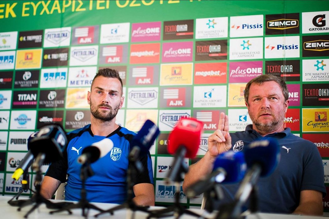 Radim Řezník s plzeňským trenérem Pavlem Vrbou na tiskové konferenci před utkáním s Larnakou