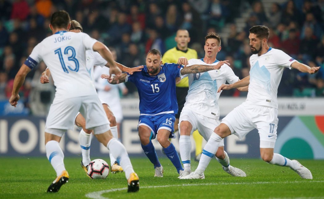 Kypřan Fotis Papoulis pronika slovinskou obranou