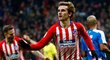 Útočník Atlética Madrid Antoine Griezmann slaví rozhodující gól z penalty do sítě Espanyolu Barcelona