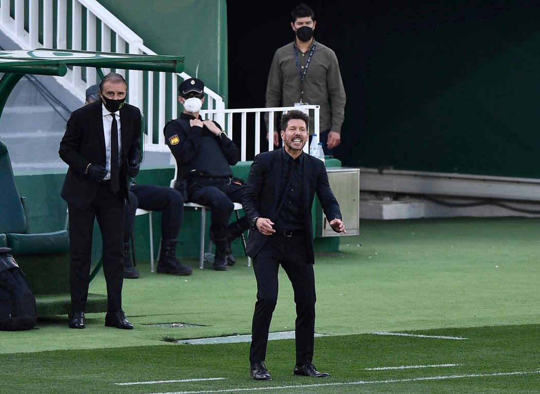 Trenér Atlétika Madrid Diego Simeone v ligovém utkání proti Elche