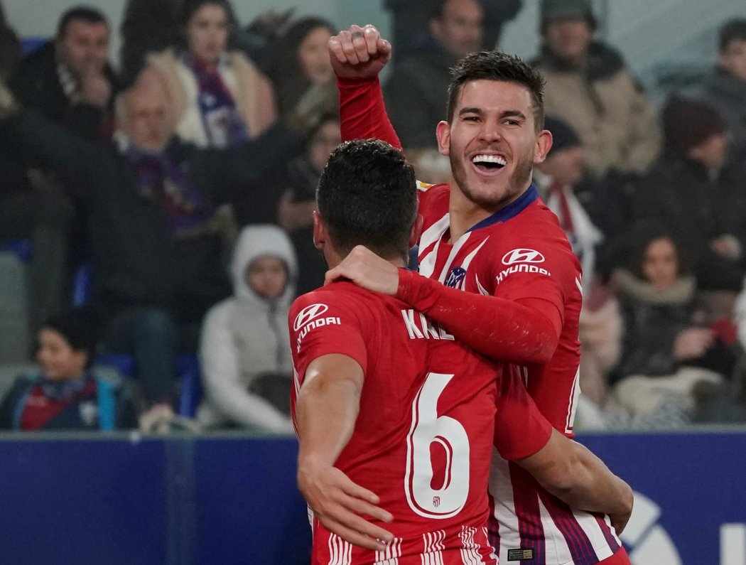 Lucas Hernández slaví úvodní gól Atlética Madrid do sítě Huescy