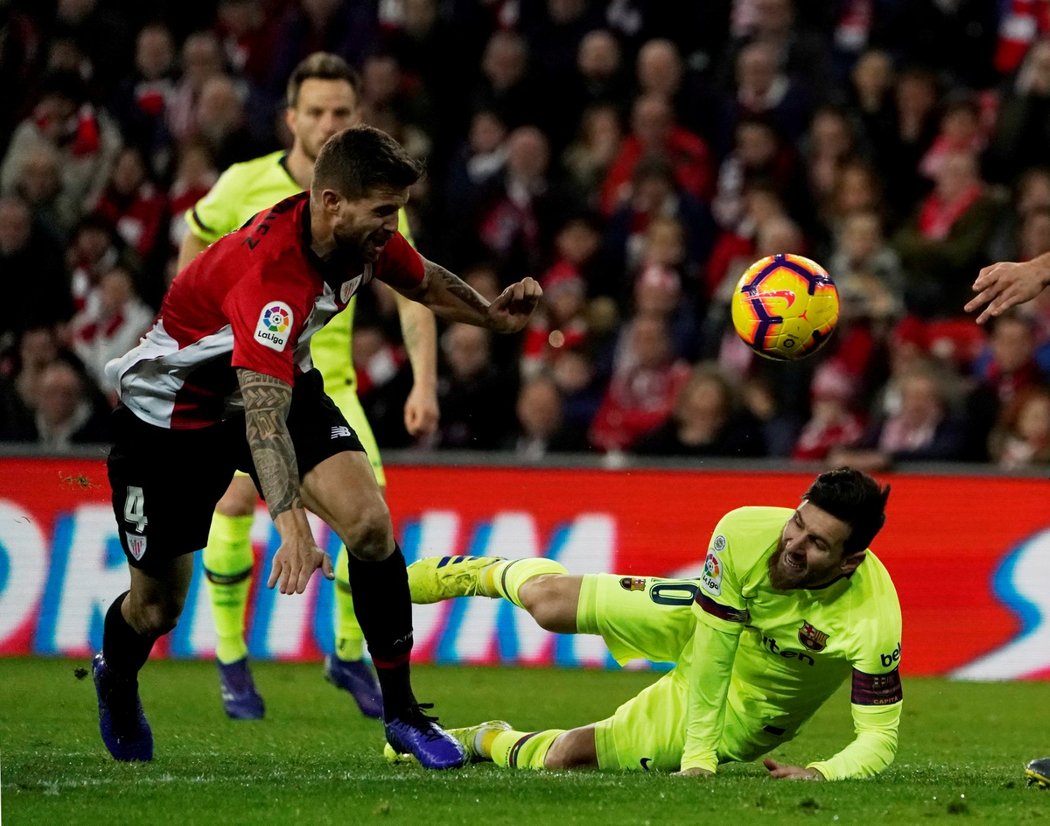 Hvězdný Lionel Messi po pádu v souboji s Inigem Martinézem