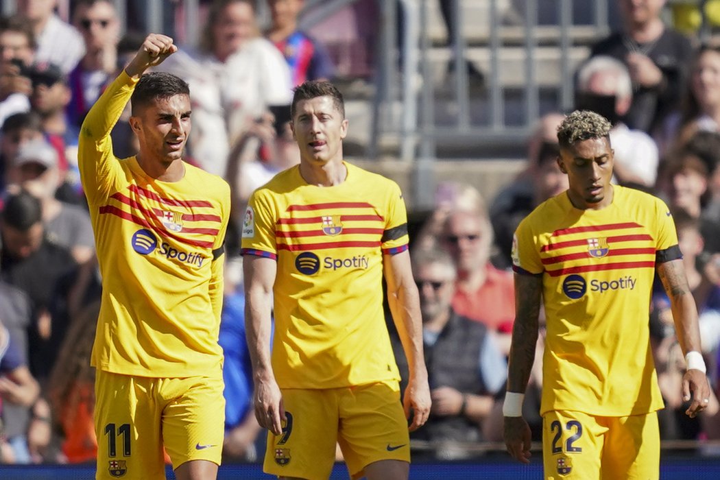 Fotbalisté Barcelony se radují z jediné trefy v utkání