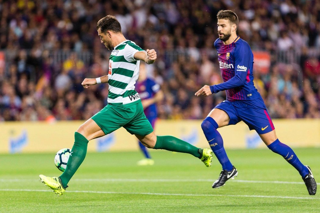 Sergi Enrich z Eibaru uniká Gerardu Piquému z Barcelony