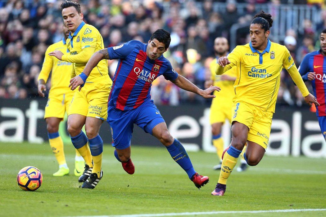 Střelec Barcelony Suarez uniká obráncům Las Palmas
