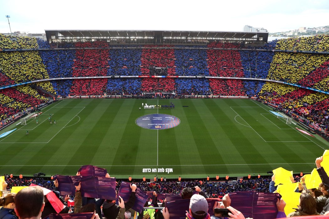 Choreo fanoušků Barcelony na Camp Nou před zahájením zápasu proti Realu Madrid