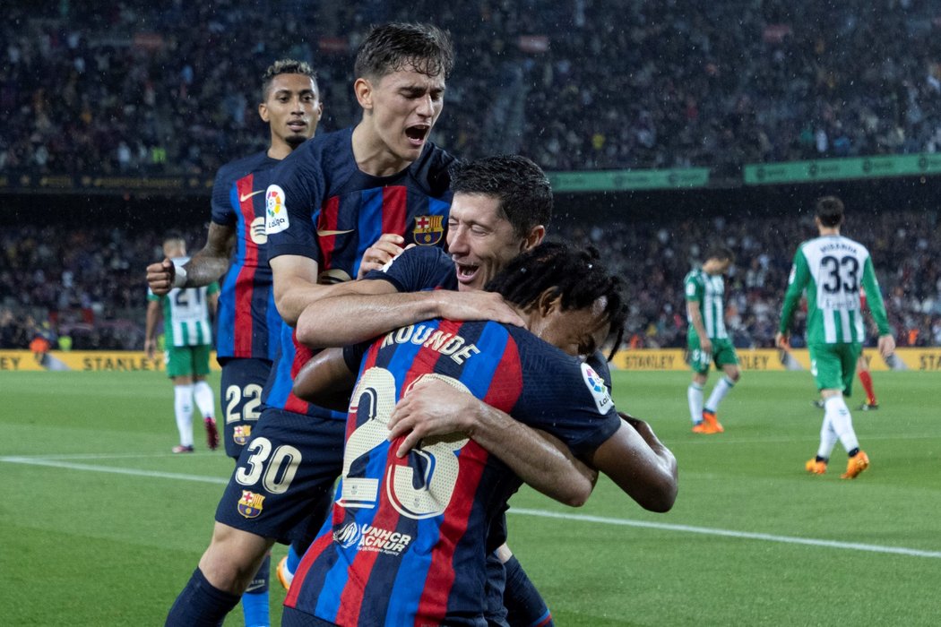 Hráči Barcelony se radují z gólu