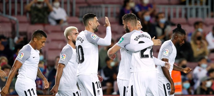 Fotbalisté Granady oslavují gól Domingose Duarteho proti Barceloně