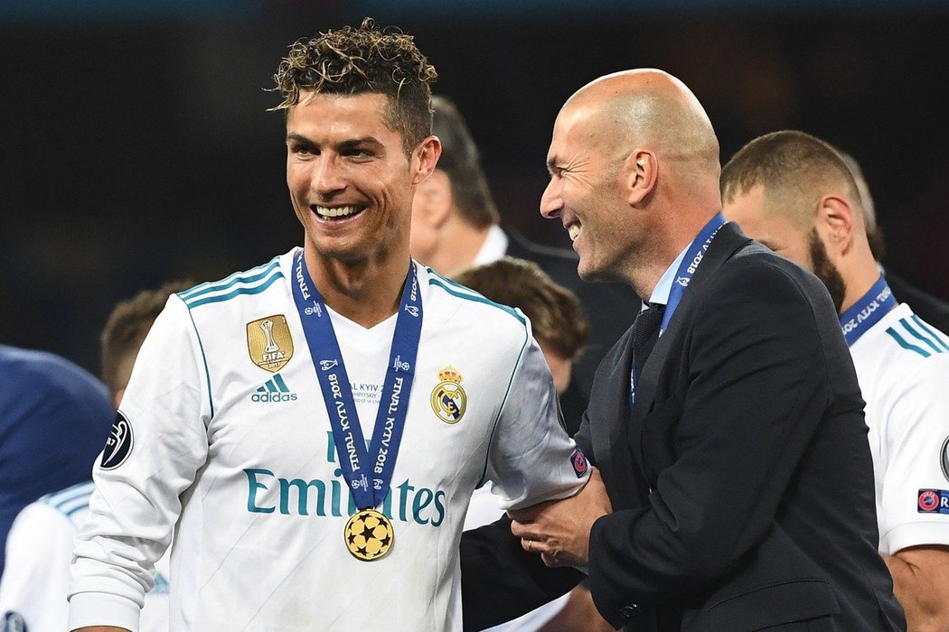 Cristiano Ronaldo (vlevo) a Zinédine Zidane (vpravo) společně oslavují vítězství v Lize mistrů během sezony 2018/2019