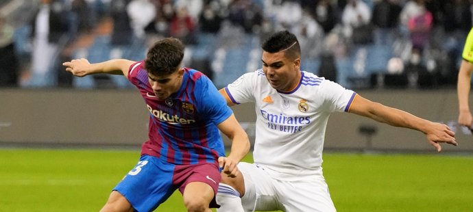 Brazilec Casemiro během utkání s Barcelonou