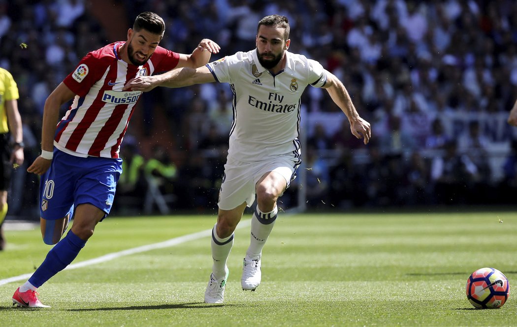 Dani Carvajal z Realu Madrid v souboji s křídelníkem Atlétika Yannickem Carraskem