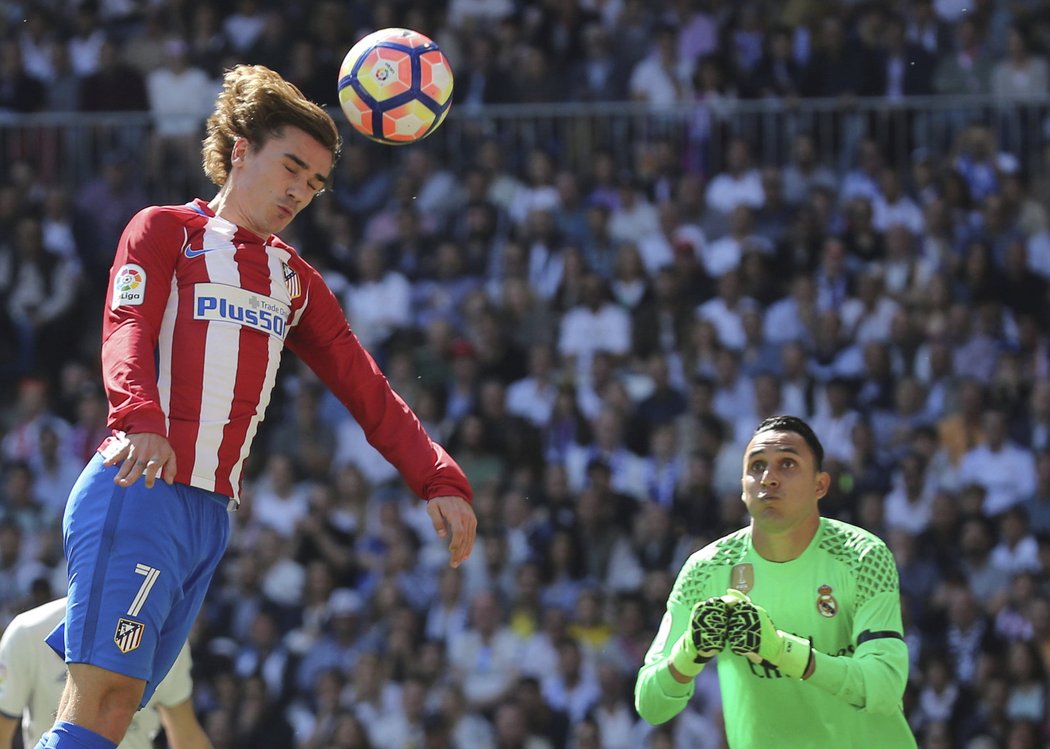 Antoine Griezmann hlavičkuje před brankářem Realu Keylorem Navasem