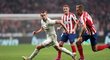 Gareth Bale uniká s míčem Marcosi Llorentemu během bezbrankového madridského derby