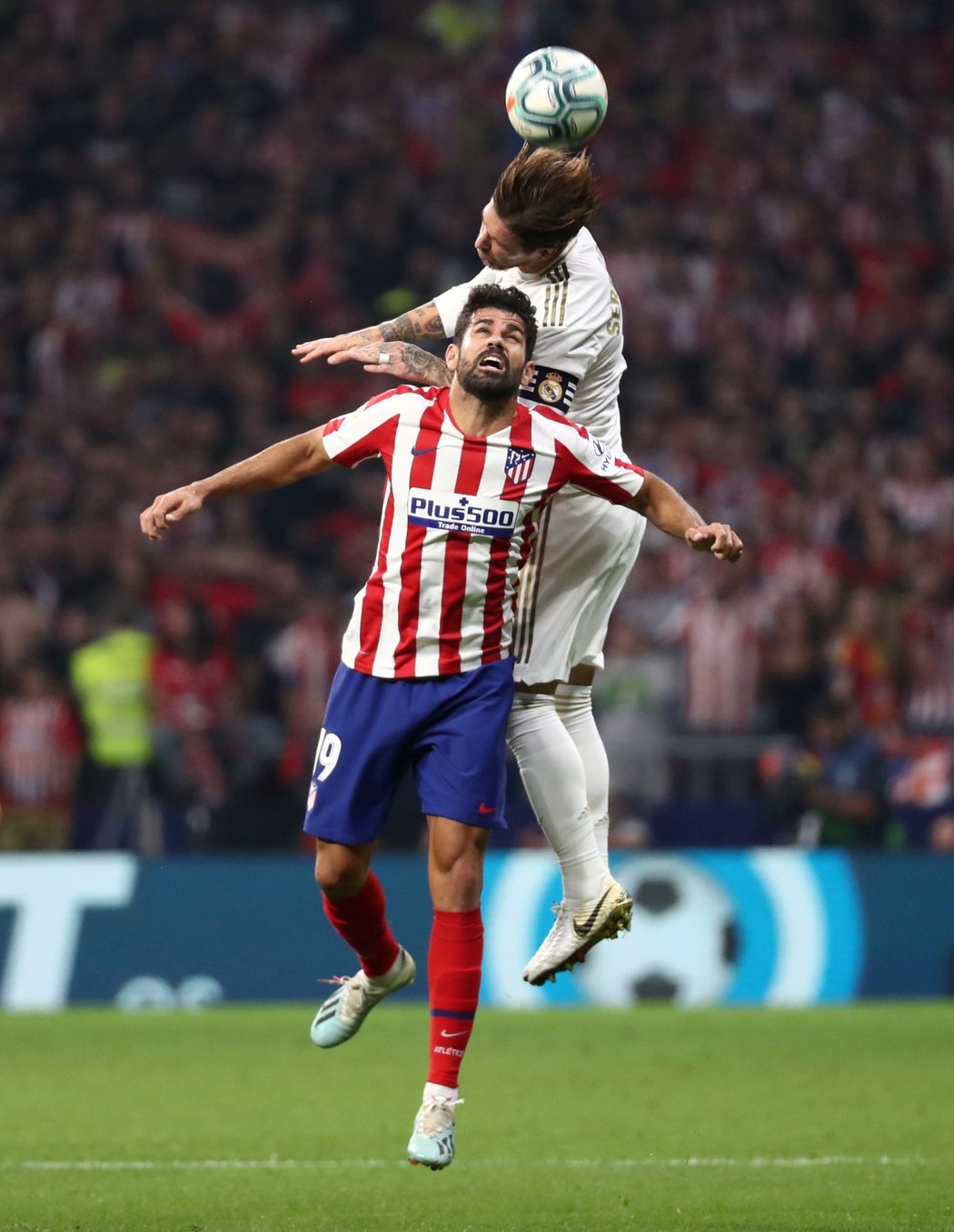 Sergio Ramos vyhrává hlavičkový souboj proti Diegu Costovi