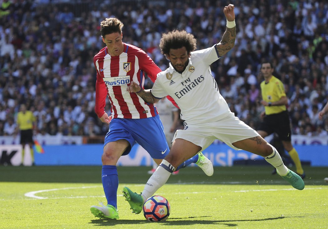 Bek Realu Madrid Marcelo zastavuje útočníka Atlétika Fernanda Torrese