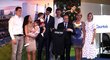 Thibaut Courtois pózuje médiím s prezidentem klubu Florentino Pérezem a svou rodinou