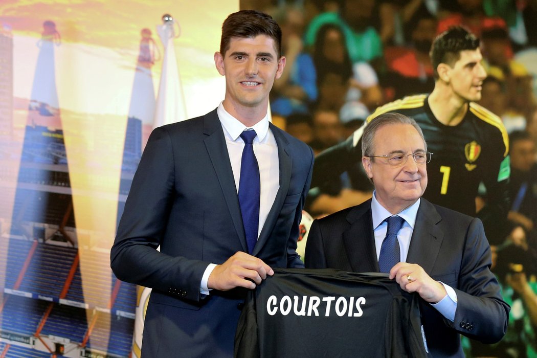 Thibaut Courtois (vlevo) a prezident klubu Florentino Pérez (vpravo) pózují pro média během oficiálního představení nové posily Realu Madrid