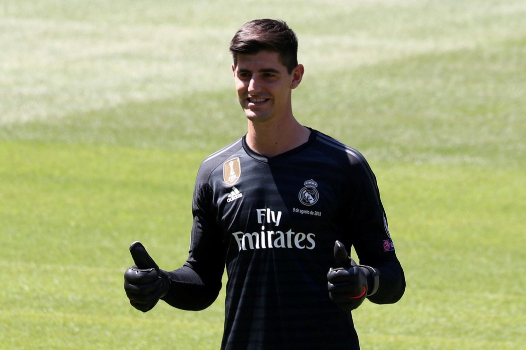 Thibaut Courtois pózuje pro média při oficiálním představení nové posily Realu Madrid