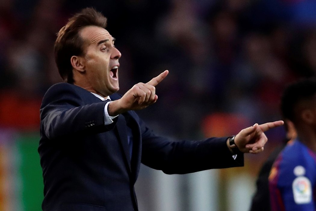 Julen Lopetegui udílí pokyny během zápasu