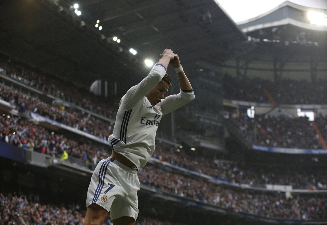 Jeden gól dal, pak neproměnil penaltu, ale i přesto se Cristiano Ronaldo a celý Real Madrid může radovat z vítězství 2:1 nad Valencií