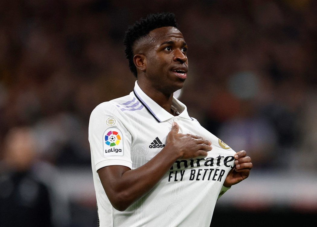 Vinícius Júnior hrdě ukazuje na znak Realu Madrid