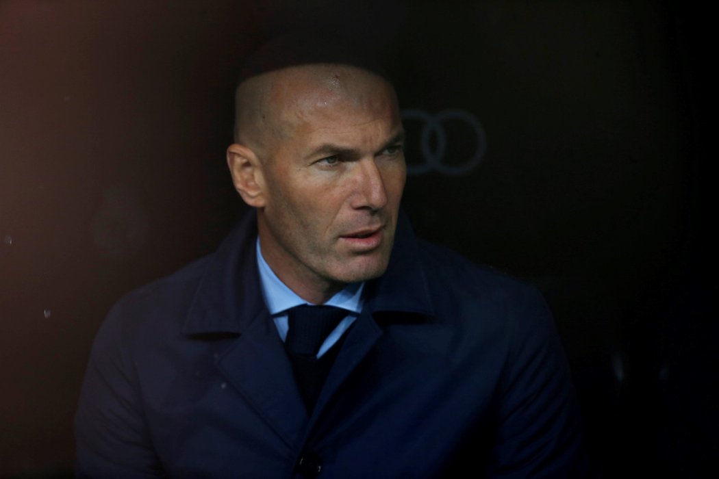 Zinedine Zidane z lavičky sleduje vývoj utkání 